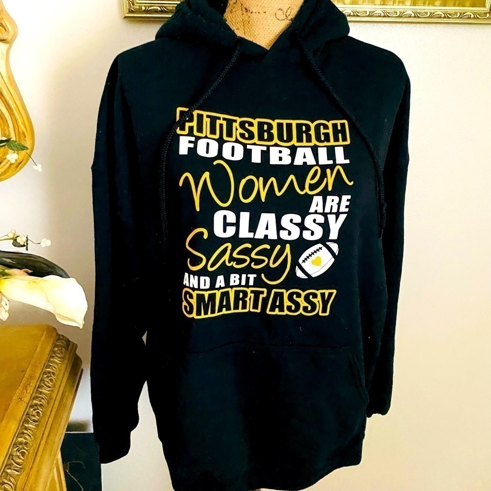 NEW no tag sweatshirt with Pittsburg Steelers works on it.